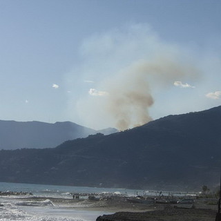 Mentone: incendio sopra l'autostrada che è stata chiusa al traffico per un paio d'ore