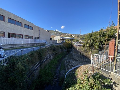 Incendio alla Marr di Taggia: rischio inquinamento nel rio a lato dello stabilimento, serviranno analisi