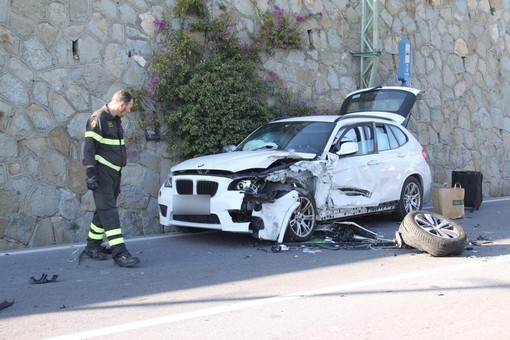 Sanremo: scontro frontale tra due auto al confine con Ospedaletti, cinque feriti e macchine distrutte (Foto) Sanremo: scontro frontale tra due auto al confine con Ospedaletti, cinque feriti e macchine distrutte (Foto)