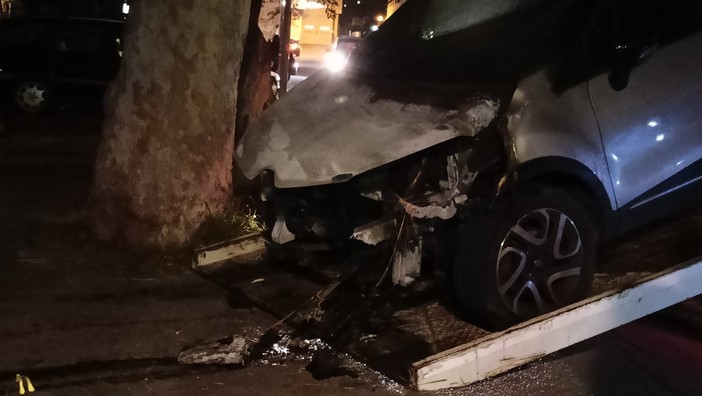Bordighera, incendio di sterpaglie si propaga e distrugge auto parcheggiata (Foto e video)