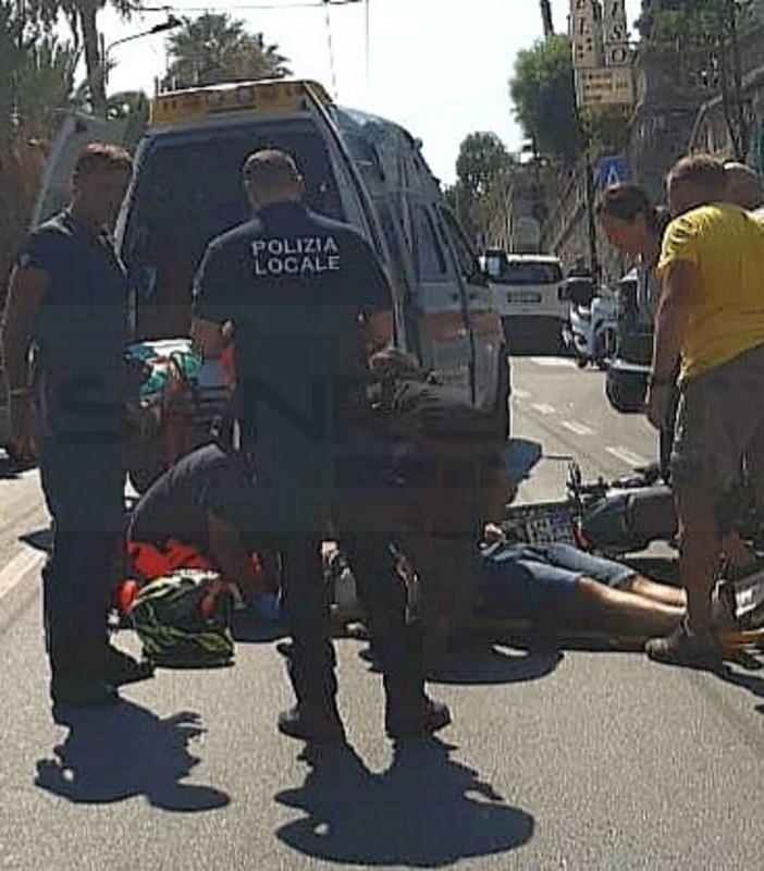 Sanremo: scontro auto-moto in corso Imperatrice, centauro cade sull'asfalto e finisce all'ospedale (Foto) Sanremo: scontro auto-moto in corso Imperatrice, centauro cade sull'asfalto e finisce all'ospedale (Foto)