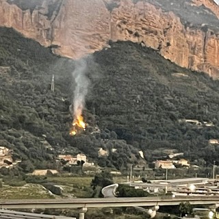 Ventimiglia: piccolo incendio boschivo sopra Roverino, intervento dei Vigili del Fuoco (Foto)