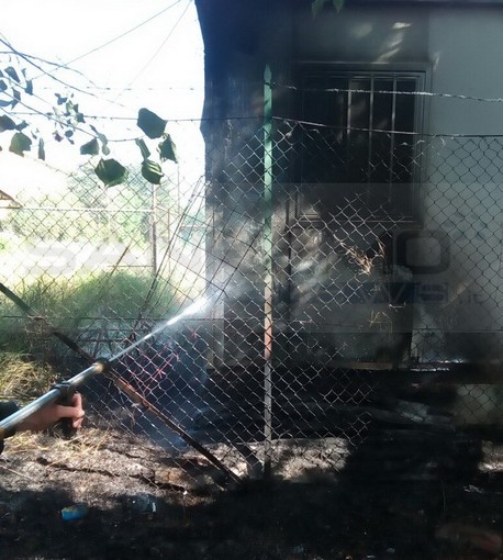 Taggia: nuovo incendio all'interno delle ex caserme Revelli di regione Levà, è il terzo in pochi giorni (Foto)