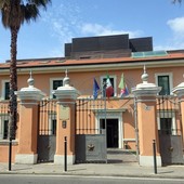 Bidello in servizio a Ventimiglia finisce a processo per violenza sessuale aggravata su una ragazzina di 14 anni