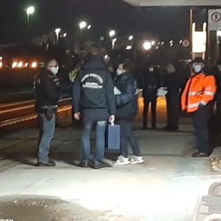 Gruppo di curdi diretto al confine di Ventimiglia travolto da un treno nel savonese: due morti (Foto e Video) Gruppo di curdi diretto al confine di Ventimiglia travolto da un treno nel savonese: due morti (Foto e Video)