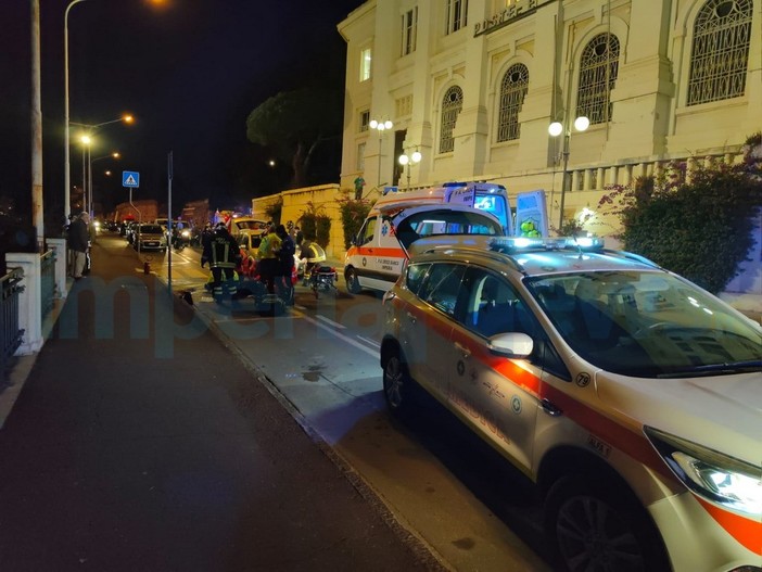 Imperia: donna investita di fronte alle poste in viale Matteotti, trasportata in ospedale (Foto) Imperia: donna investita di fronte alle poste in viale Matteotti, trasportata in ospedale (Foto)