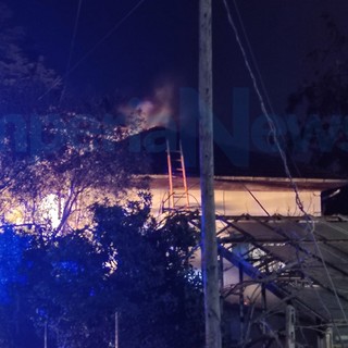 San Bartolomeo al Mare: incendio nel sotto tetto di una villetta, famiglia evacuata ma nessun ferito (Foto)