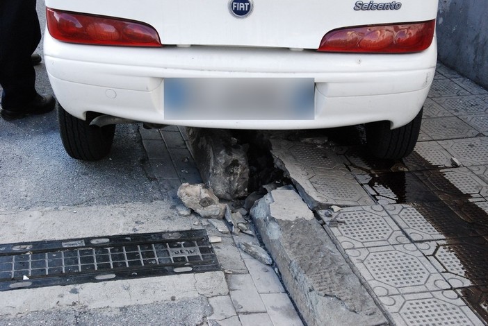 Sanremo: perde il controllo della Fiat 600 e finisce contro il muro, distruggendo dissuasori e marciapiede