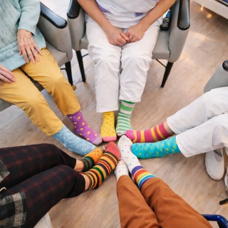 Calzini spaiati e inclusione: emeis Italia celebra la diversità nelle residenze per anziani e nella RSA Julia