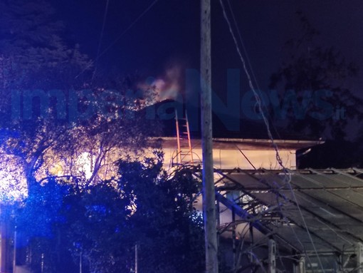 San Bartolomeo al Mare: incendio nel sotto tetto di una villetta, famiglia evacuata ma nessun ferito (Foto)