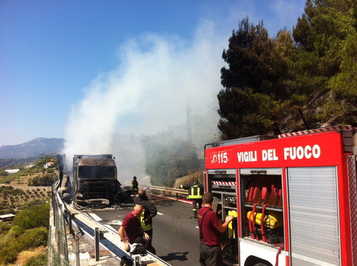 Le foto dal luogo dell'incendio Le foto dal luogo dell'incendio