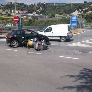 Sanremo: scontro tra auto e moto all'ingresso dell'Aurelia Bis, centauro lievemente ferito portato in ospedale (Foto) Sanremo: scontro tra auto e moto all'ingresso dell'Aurelia Bis, centauro lievemente ferito portato in ospedale (Foto)