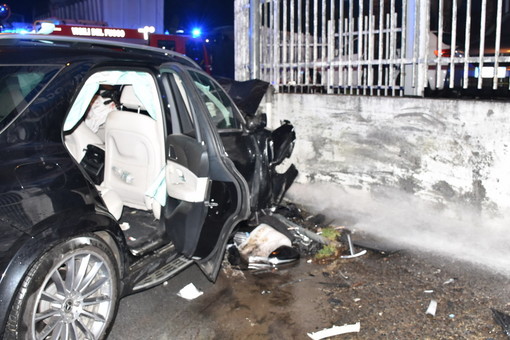 Sanremo: perde il controllo della Mercedes in Valle Armea, tre feriti due in modo grave (Foto) Sanremo: perde il controllo della Mercedes in Valle Armea, tre feriti due in modo grave (Foto)