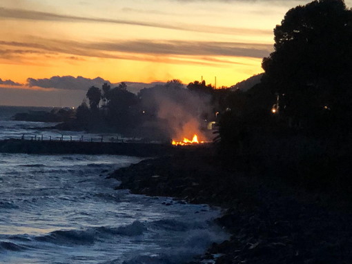 Sanremo: fiamme alte sul mare vicino alla ciclabile e timore dei passanti, ma era un 'abbruciamento' controllato (Foto)