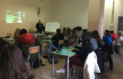 Imperia: incontro della 1a B dell'Istituto 'Calvi' con Nazzareno Coppola della casa famiglia 'Pollicino'