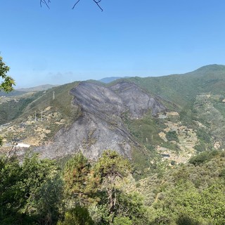 Ecco come si presenta oggi la montagna dopo l'incendio di ieri (sotto le foto dello spegnimento) Ecco come si presenta oggi la montagna dopo l'incendio di ieri (sotto le foto dello spegnimento)