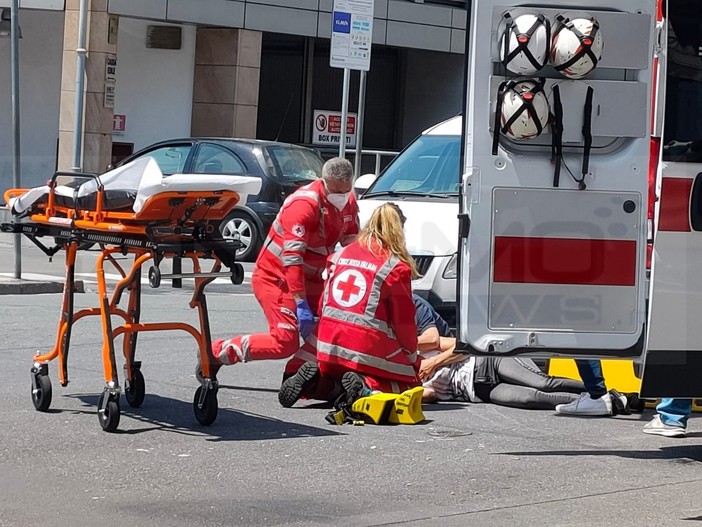 Sanremo: due incidenti in pochi minuti alla rotonda tra via Martiri e via Pietro Agosti (Foto) Sanremo: due incidenti in pochi minuti alla rotonda tra via Martiri e via Pietro Agosti (Foto)