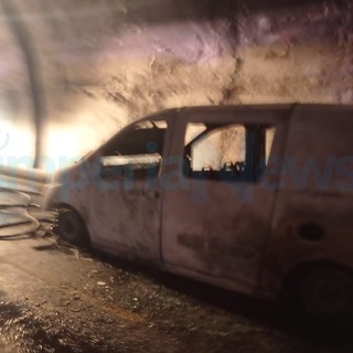Furgone in fiamme sulla A10 tra Albenga e Andora: autostrada chiusa, soccorsi mobilitati e disagi anche nell'imperiese (Foto)