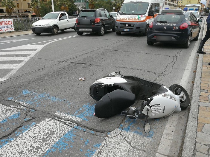 Imperia: giovane su uno scooter tamponata da un bus sul ponte dell'Impero, lievemente ferita (Foto) Imperia: giovane su uno scooter tamponata da un bus sul ponte dell'Impero, lievemente ferita (Foto)