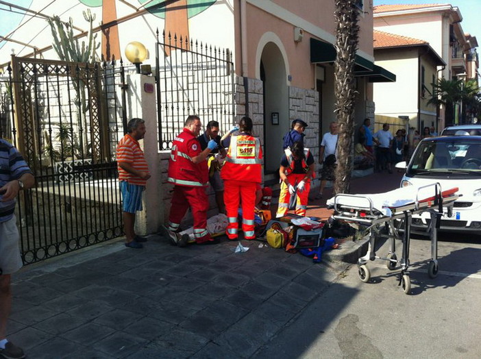 Ventimiglia: lite per futili motivi legati al traffico, belga e tunisino se le suonano in mezzo alla strada e sfondano vetrina Ventimiglia: lite per futili motivi legati al traffico, belga e tunisino se le suonano in mezzo alla strada e sfondano vetrina