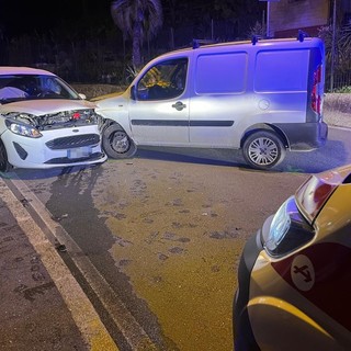 Sanremo: scontro tra due auto in via Padre Semeria, due feriti lievi e strada chiusa (Foto)