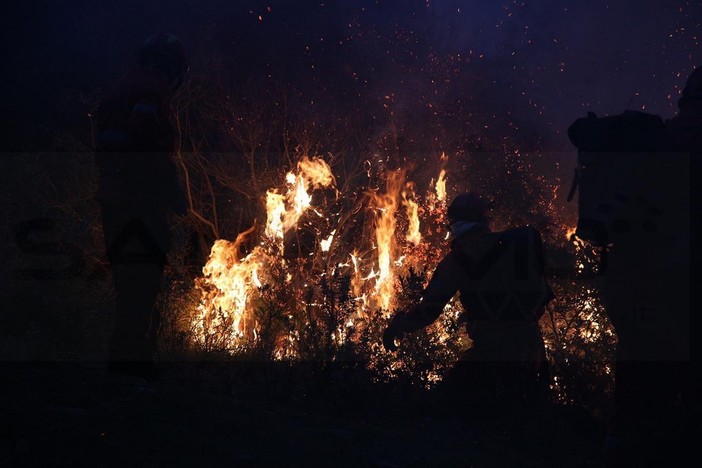 Dolcedo: vasto incendio in zona Santa Brigida, in azione anche l'elicottero Dolcedo: vasto incendio in zona Santa Brigida, in azione anche l'elicottero