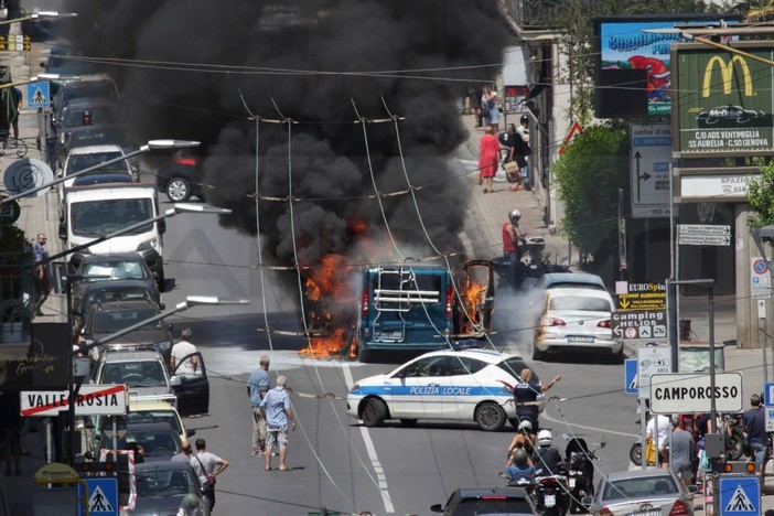 Camporosso: furgoncino a fuoco sull'Aurelia, strada chiusa e vigili del fuoco in azione (Foto e video)