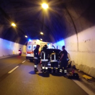 Donna perde il controllo dell'auto sull'Aurelia Bis e finisce contro la parete della galleria (Foto) Donna perde il controllo dell'auto sull'Aurelia Bis e finisce contro la parete della galleria (Foto)