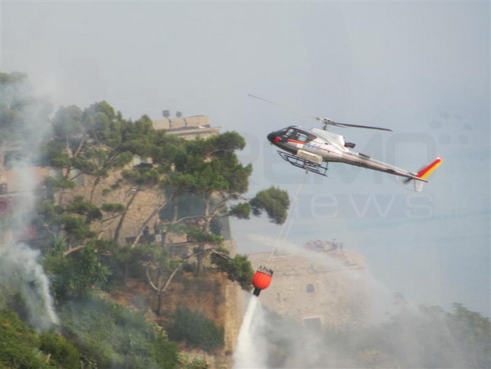 Sotto controllo l'incendio vicino al cimitero di Dolcedo ma, rogo di sterpaglie anche alle Calandre di Ventimiglia spento in serata Sotto controllo l'incendio vicino al cimitero di Dolcedo ma, rogo di sterpaglie anche alle Calandre di Ventimiglia spento in serata