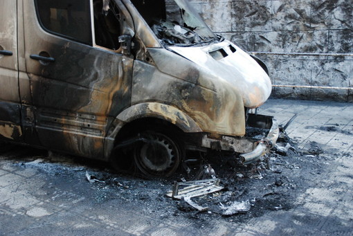 Sanremo: furgone parzialmente distrutto da un incendio stanotte in via Giovanni Pascoli Sanremo: furgone parzialmente distrutto da un incendio stanotte in via Giovanni Pascoli