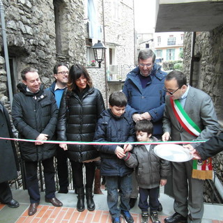 Taglio del nastro a Soldano: inaugurata la "Piazzetta del Rossese", foto e video della presentazione