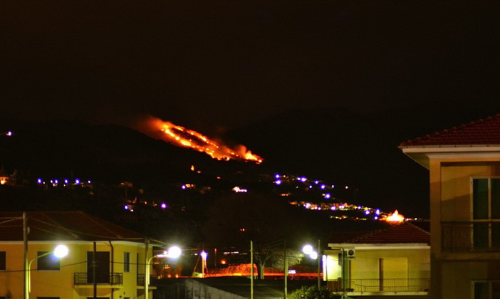 Diano Arentino: notte di lavoro per i Vigili del Fuoco per l'incendio che si è sviluppato ieri sera Diano Arentino: notte di lavoro per i Vigili del Fuoco per l'incendio che si è sviluppato ieri sera