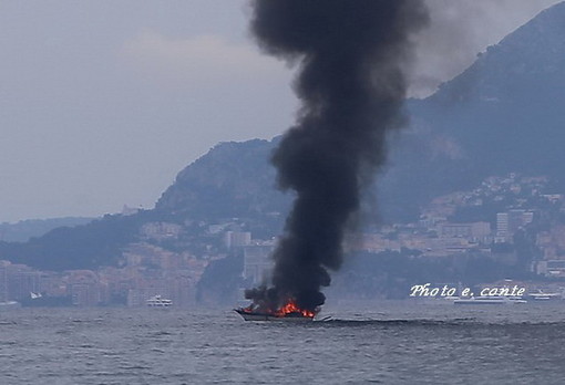 Camporosso: barca a vela in fiamme ad un miglio dalla costa, mobilitazione di soccorsi in atto (Foto)