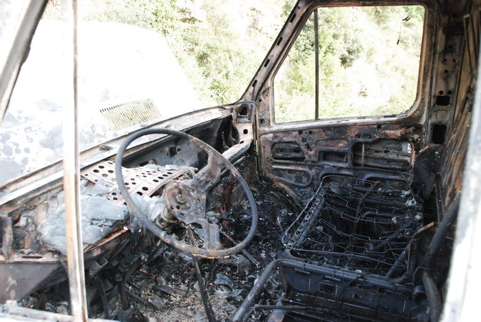 Ventimiglia: incendio al vano motore di un furgone, ieri sera in via delle Ginestre a San Secondo Ventimiglia: incendio al vano motore di un furgone, ieri sera in via delle Ginestre a San Secondo