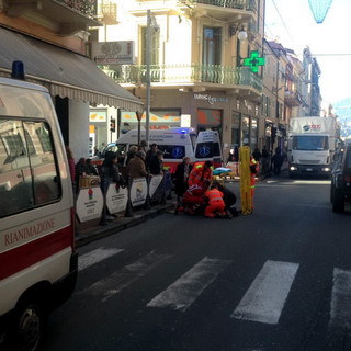Bordighera: scontro auto-moto di fronte al bar 'Nadia', una donna di 40 anni ferita lievemente