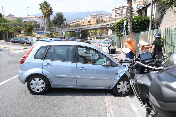 Sanremo: si sente male e finisce con l'auto contro un cancello in via San Francesco, nessun ferito (Foto) Sanremo: si sente male e finisce con l'auto contro un cancello in via San Francesco, nessun ferito (Foto)