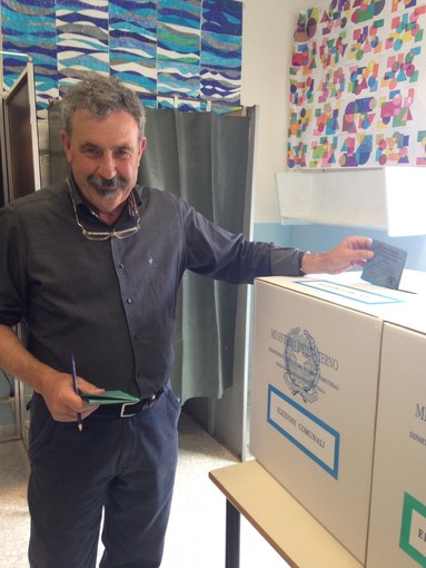 Santo Stefano al Mare: i candidati sindaco si recano alle urne per esprimere la loro preferenza.