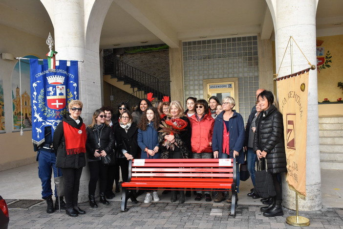 Ospedaletti: con l'inaugurazione della 'panchina rossa' di fronte al Comune via agli eventi contro la violenza sulle donne (Foto e Video)