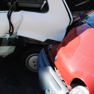 Sanremo: incidente in via Duca d'Aosta, Twingo si schianta contro una Panda parcheggiata