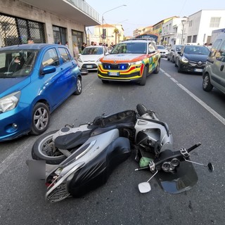 Vallecrosia: travolta da uno scooter mentre attraversa la strada, giovane in elicottero al Santa Corona (Foto)