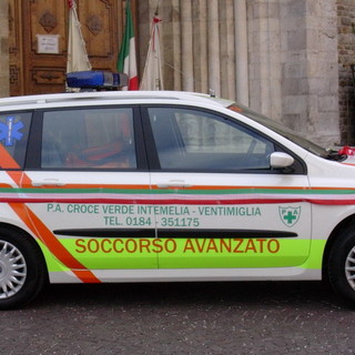 Ventimiglia: due giovani in moto contro l&amp;#039;auto, lievi f