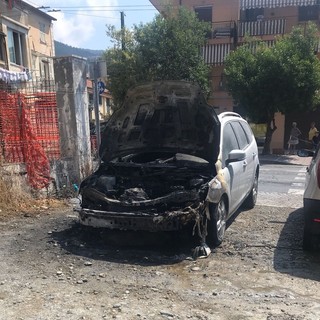 Taggia: auto in fiamme nella zona di palazzo Spinola intervento dei Vigili del Fuoco (Foto)