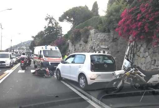 Sanremo: scontro auto-moto in corso Marconi, due feriti lievi e lunghe code alla periferia della città (Foto) Sanremo: scontro auto-moto in corso Marconi, due feriti lievi e lunghe code alla periferia della città (Foto)