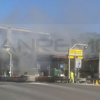 Imperia: auto a fuoco questa mattina al casello autostradale di Imperia Ovest, a Porto Maurizio Imperia: auto a fuoco questa mattina al casello autostradale di Imperia Ovest, a Porto Maurizio