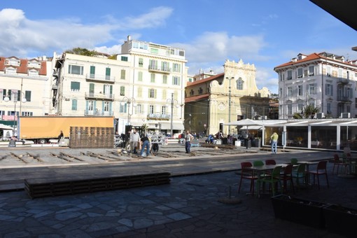 Sanremo: iniziato questa mattina il lavoro di costruzione della pista di pattinaggio in piazza Colombo (Foto) Sanremo: iniziato questa mattina il lavoro di costruzione della pista di pattinaggio in piazza Colombo (Foto)