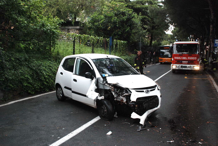 Sanremo: asfalto viscido, auto contro un albero. Ferita una 56enne Sanremo: asfalto viscido, auto contro un albero. Ferita una 56enne