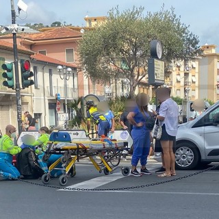 Vallecrosia: auto tampona moto al semaforo di via Aprosio, 57enne lievemente ferito (Foto)