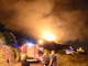 Sanremo: incendio di vaste proporzioni sopra Coldirodi, case in pericolo e caccia al piromane forse fuggito su un'auto