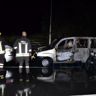 Sanremo: un Fiat Doblò in fiamme questa sera in via Giovanni Borea, intervento dei Vigili del Fuoco