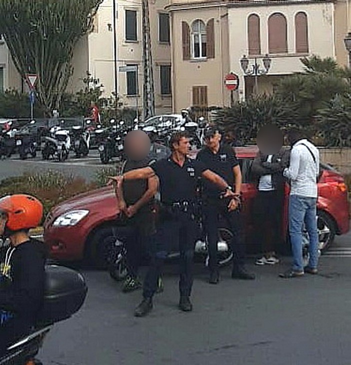 Sanremo: scontro auto-scooter all'altezza dello Zampillo, giovane portata in ospedale e traffico in tilt (Foto) Sanremo: scontro auto-scooter all'altezza dello Zampillo, giovane portata in ospedale e traffico in tilt (Foto)